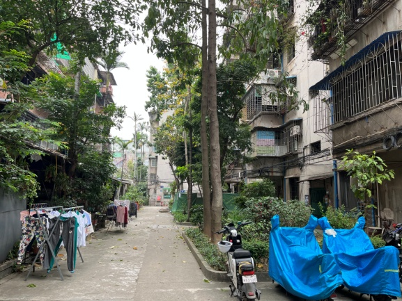 广州市******中心委托的位于海珠区新港中路****号大院**栋***房的一处房地产市场价格估价报告
